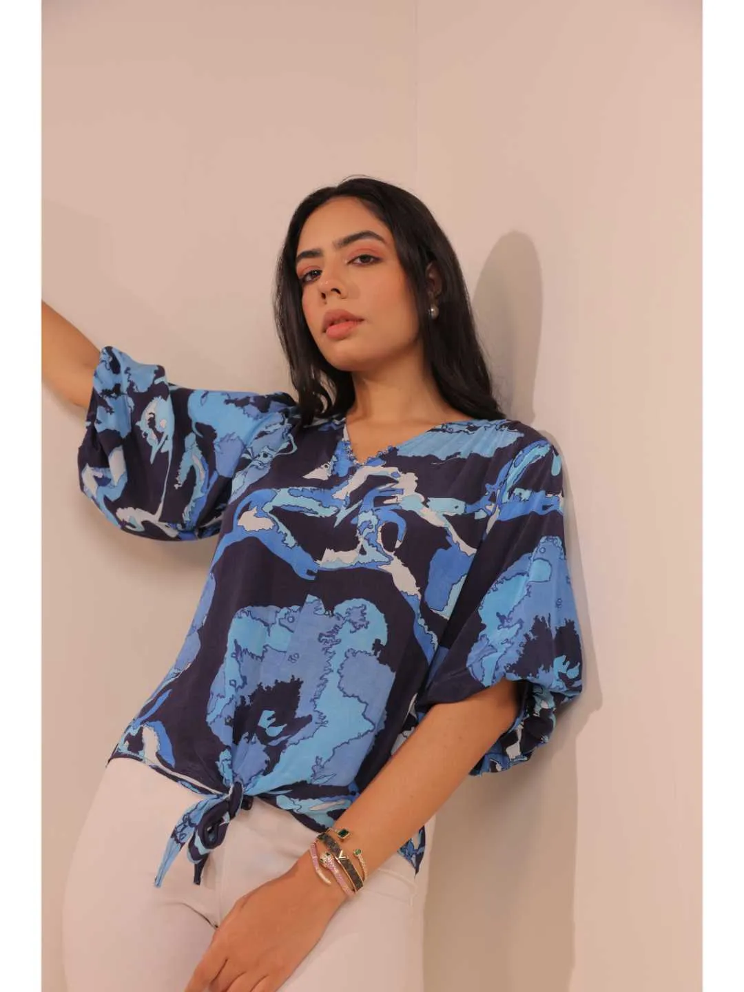 elegant pure natural crepe printede v neck, center hem knotted puff sleeved top - Blue