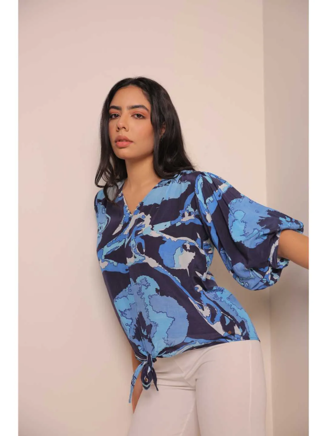 elegant pure natural crepe printede v neck, center hem knotted puff sleeved top - Blue