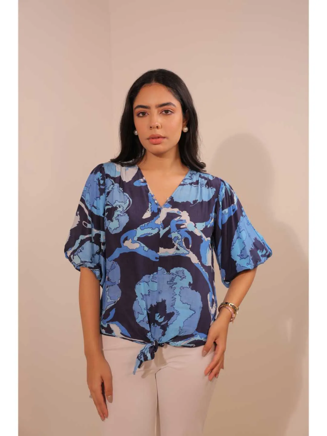 elegant pure natural crepe printede v neck, center hem knotted puff sleeved top - Blue