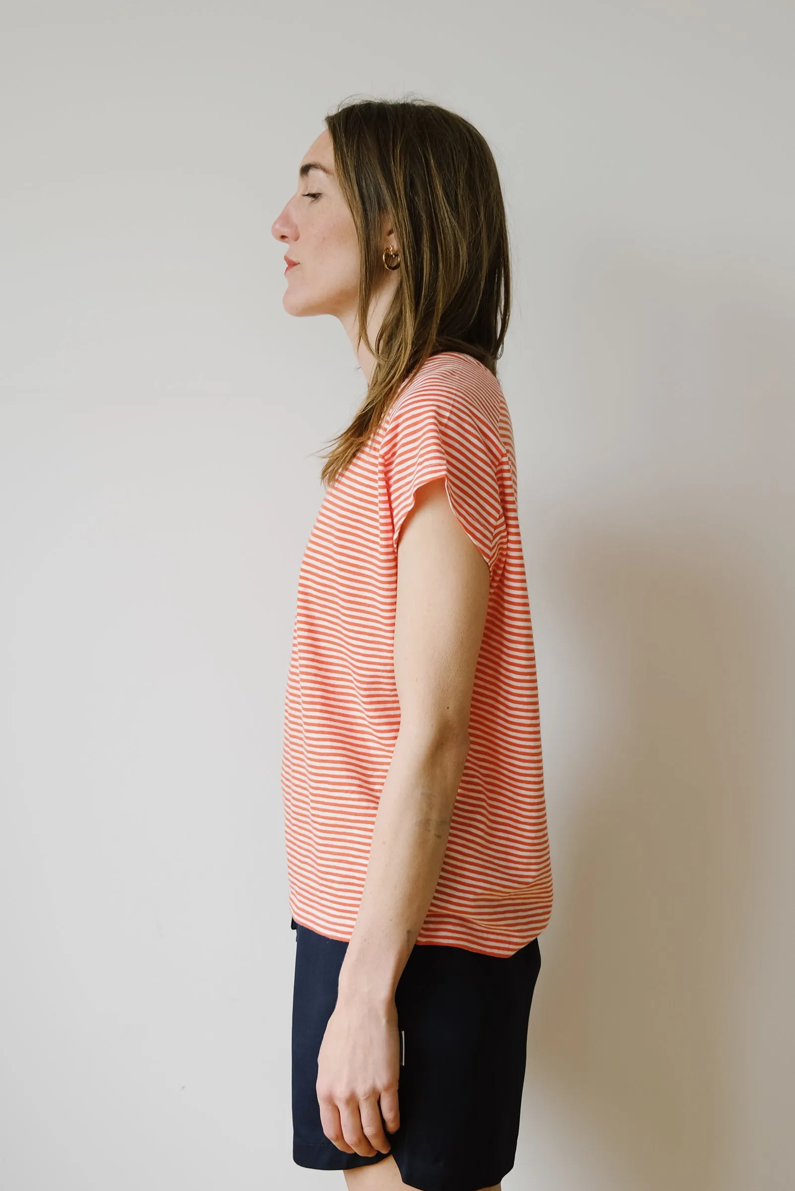 t-shirt - oneliaa striped - poppy red / oatmilk