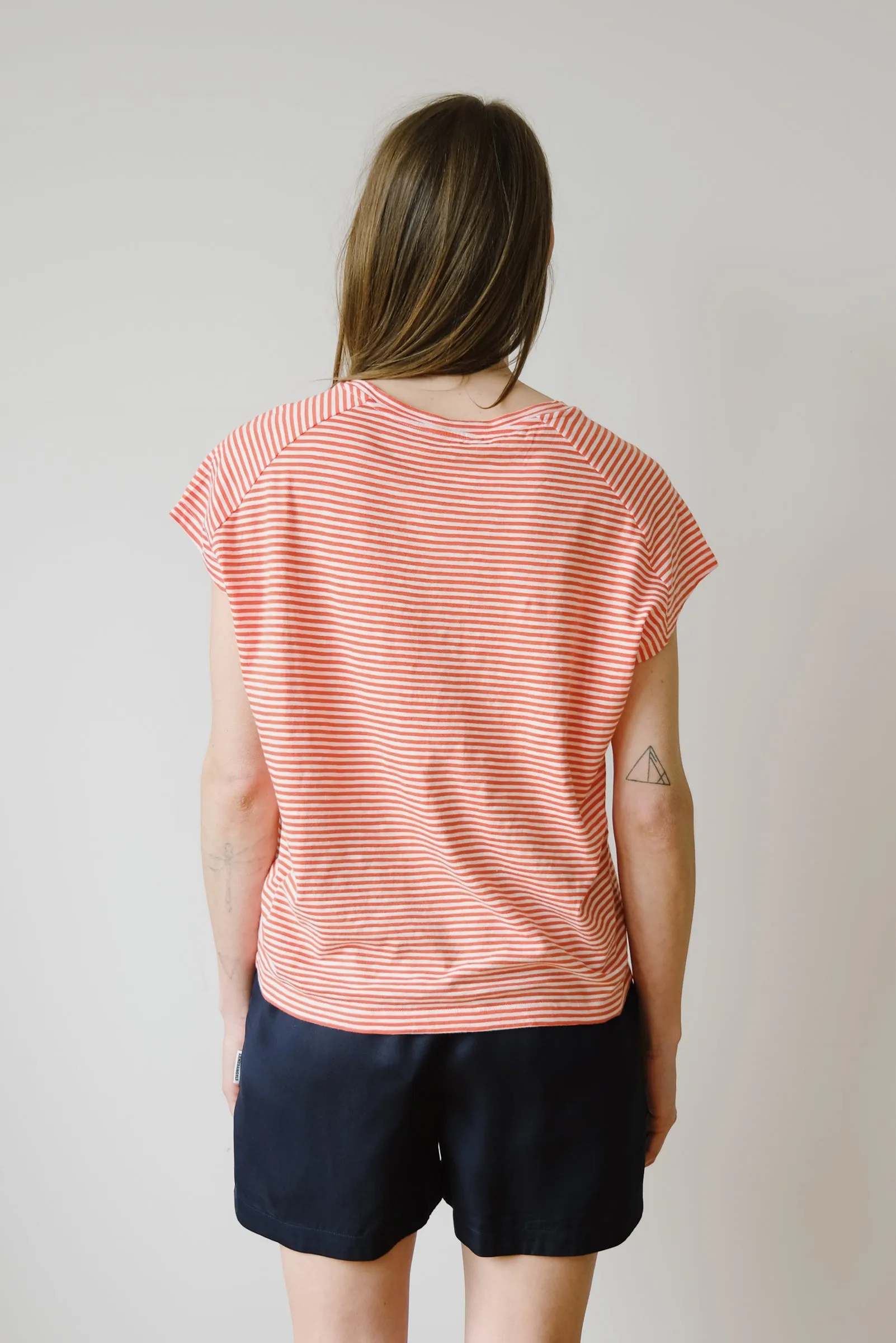 t-shirt - oneliaa striped - poppy red / oatmilk