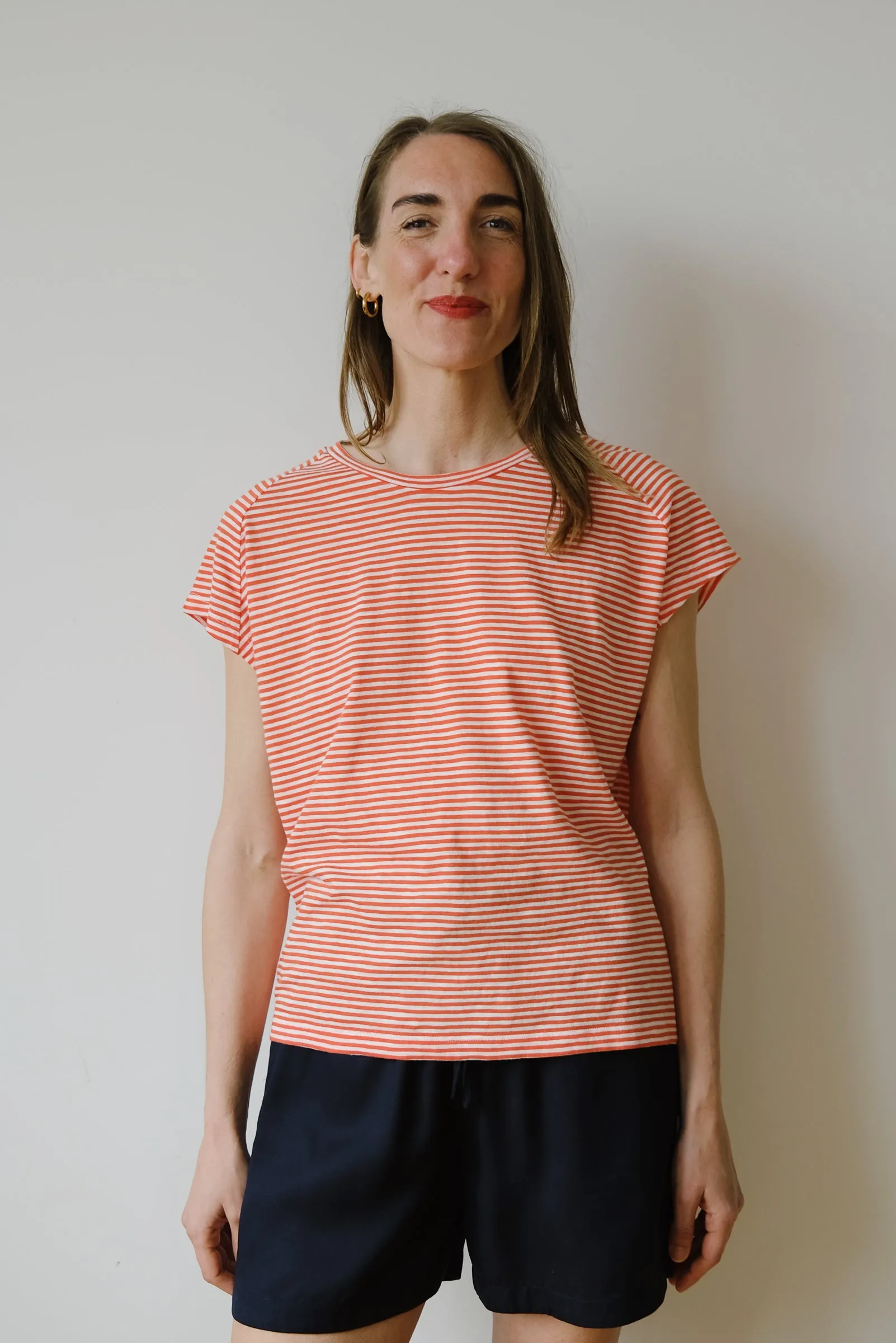 t-shirt - oneliaa striped - poppy red / oatmilk